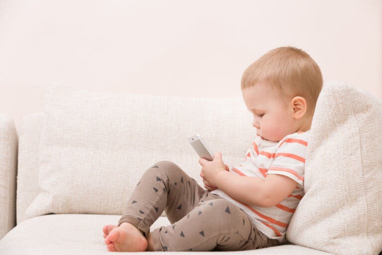 Hvordan holde telefonen barnesikker