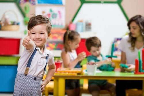 Et barn i et klasserom