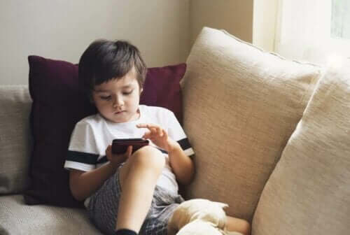 Hvordan holde telefonen din barnesikker