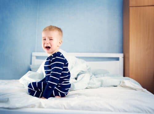Forstå og overvinn babyens søvnregresjon