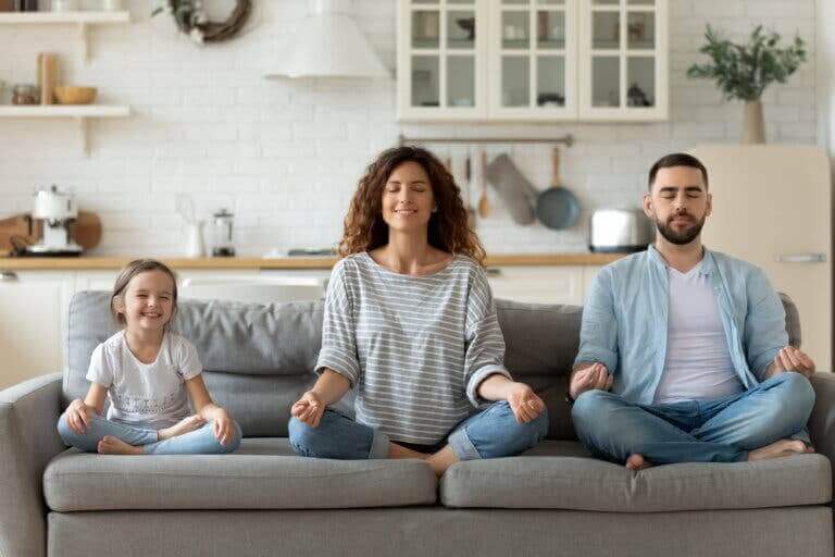 En familie som mediterer