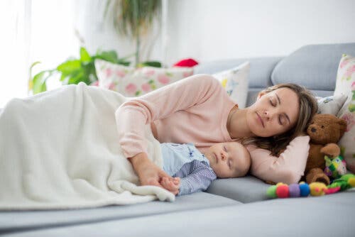 Forstå og overvinn babyens søvnregresjon