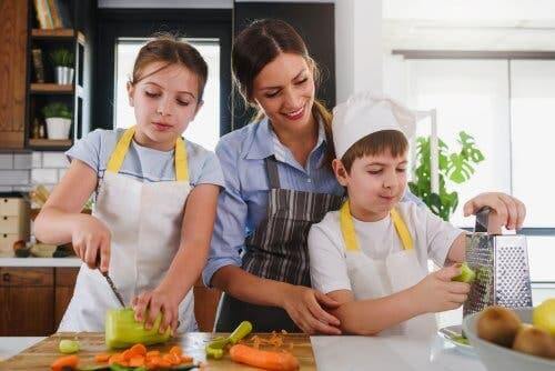 Fordelene ved å lage mat med barna dine