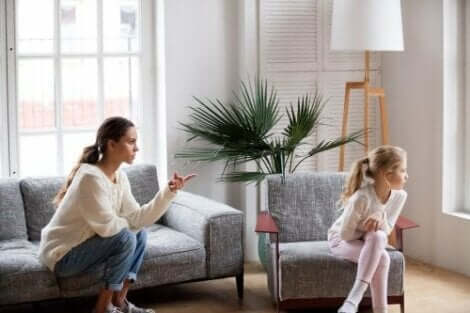 En mor som sitter og kjefter på barnet sitt