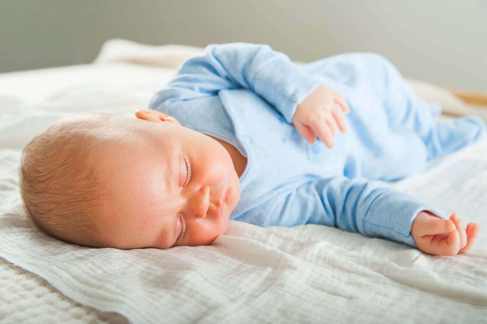 Hvordan utvikles babyens søvnmønstre når de vokser?
