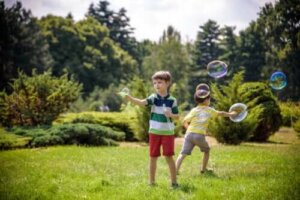 10 aktiviteter for barn som involverer fri bevegelse
