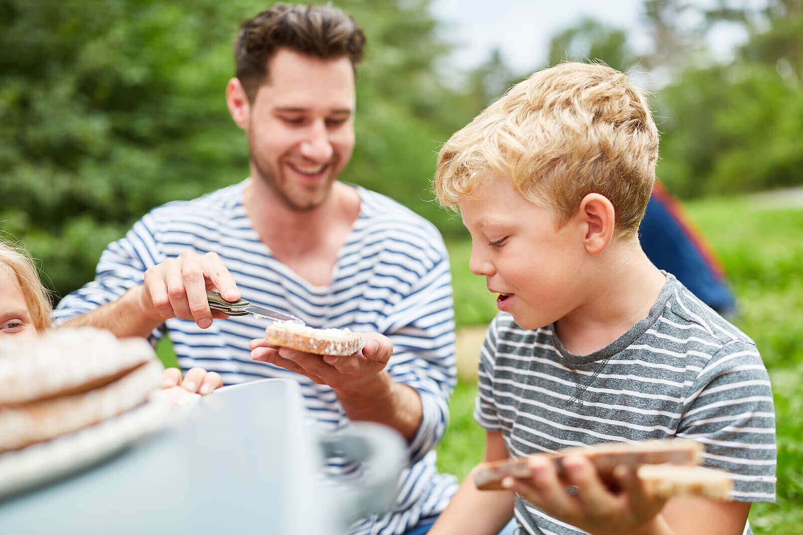 Hva du kan ta med for å spise på en familiepiknik