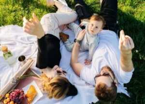 Hva du kan ta med for å spise på en familiepiknik