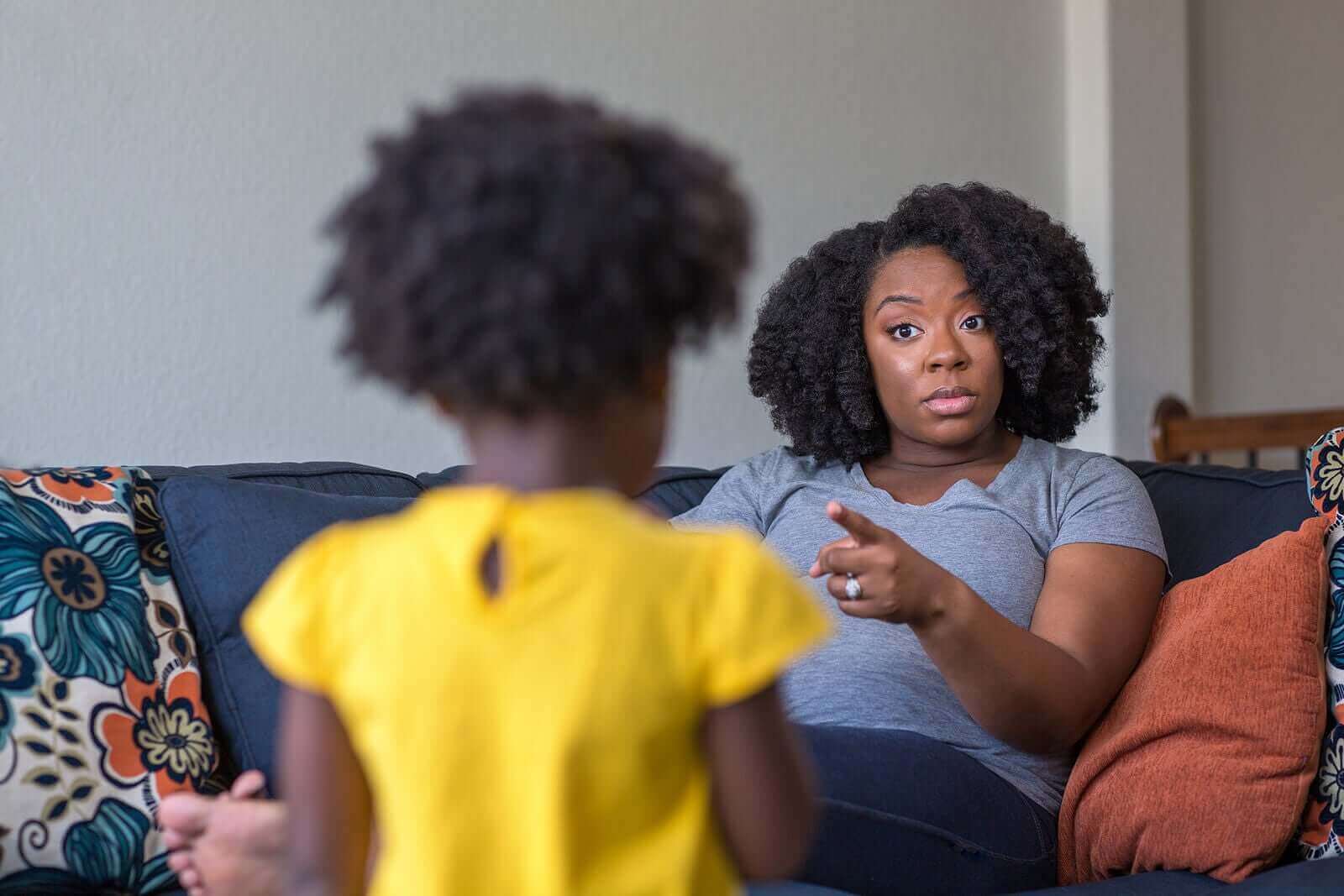 En mor som irettesetter barnet sitt