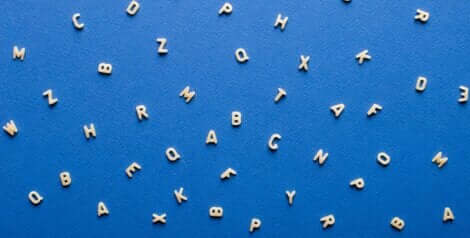 En blå bakgrunn med hvite bokstaver