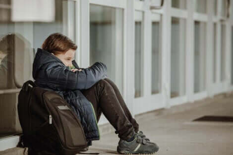 Erting på skolen: Et barn som er trist fordi han har opplevd erting.