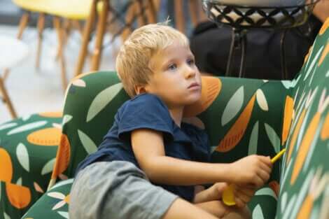 Et barn som sitter i en sofa