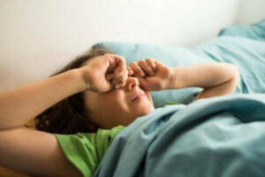 Hva er ufullstendig oppvåkning med forvirring hos barn?