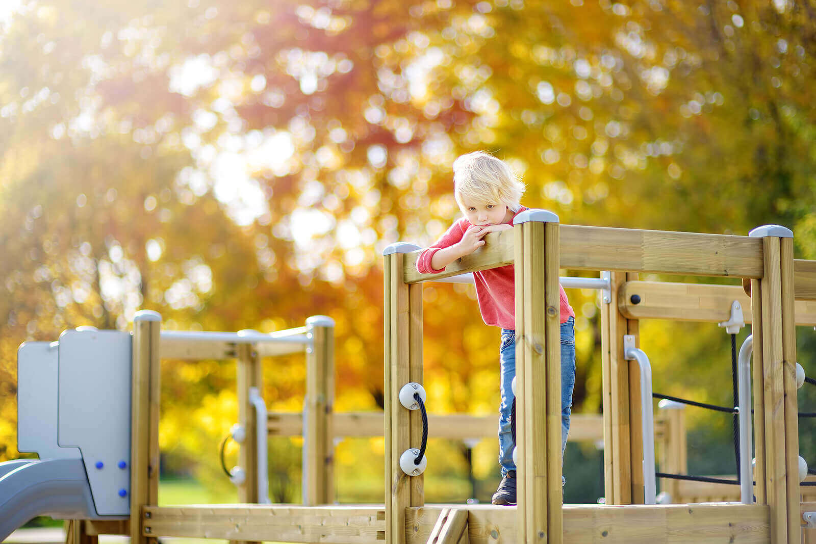 Barnet mitt foretrekker å leke alene: Bør jeg være bekymret?