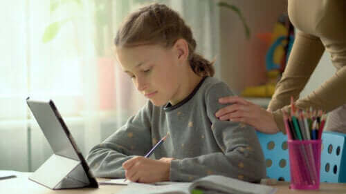 6 taktikker for å oppmuntre barn til å gjøre skolearbeid hjemme