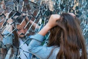 Schizofreni i barndommen: symptomer, årsaker og behandling