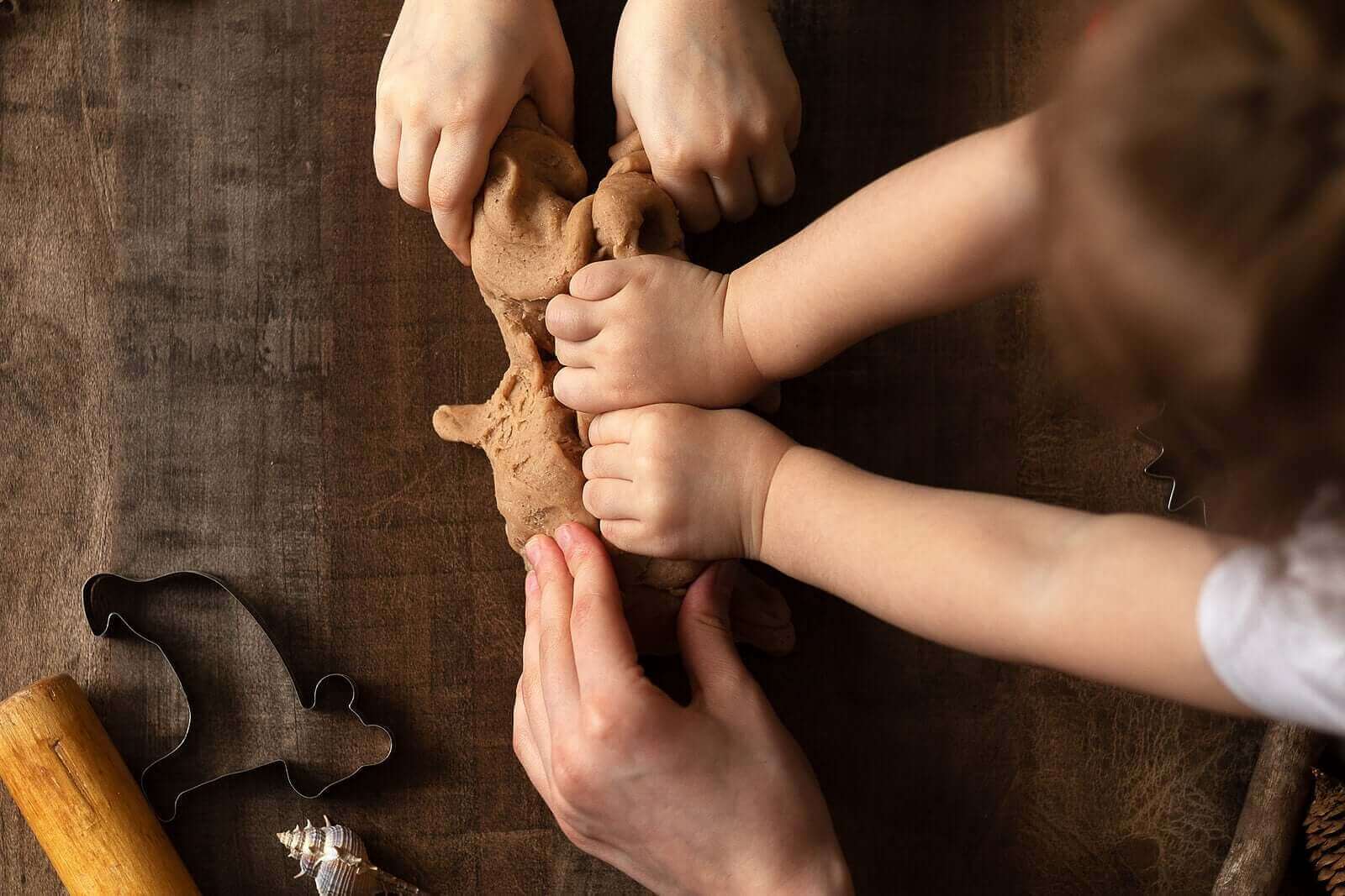 Å leke med leire stimulerer barn og gjør dem lykkelige!