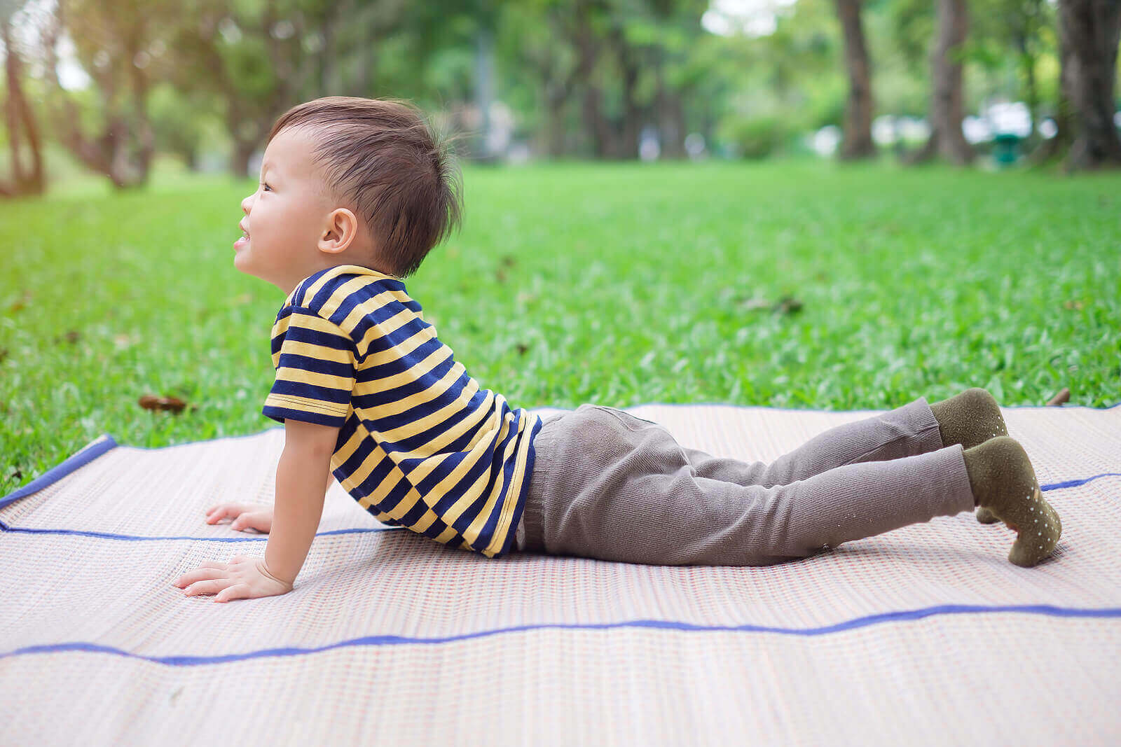 Barn gjør en cobrapositur i yoga