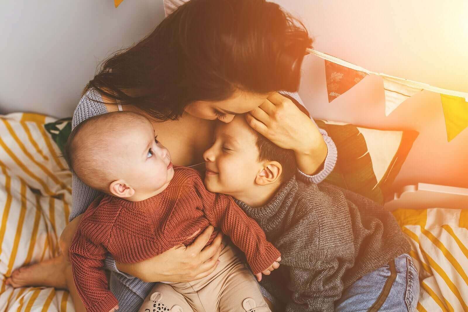 Lykkelige foreldre, lykkelige barn: Den grunnleggende regelen for morskap