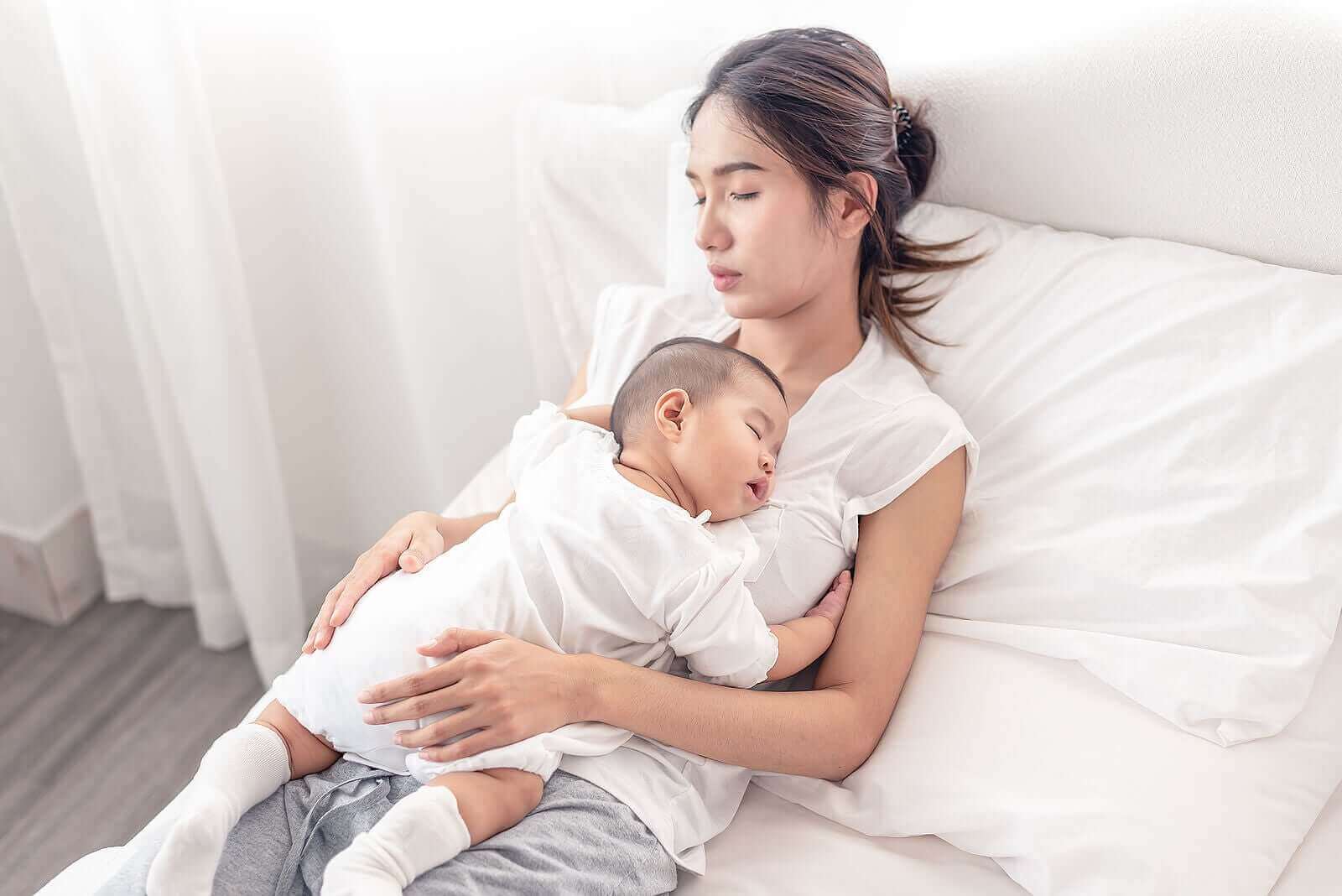 Hvordan familien kan sove godt i løpet av babyens første 6 måneder