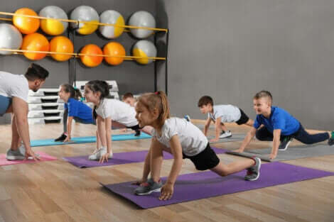 Barn som strekker seg på yogamatter i et treningsstudio.