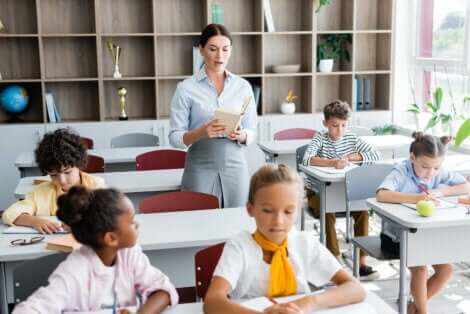 En lærer som underviser en klasse