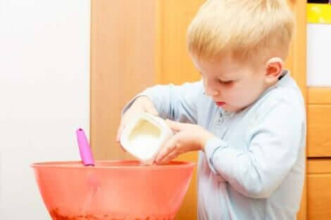 Et barn som blander mat i en bolle.