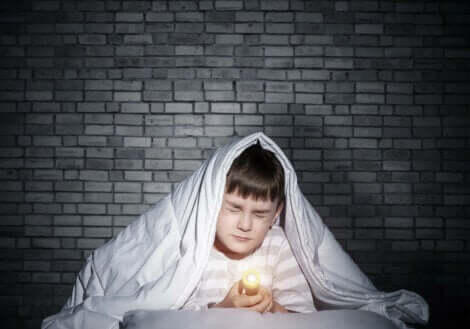 Et barn som er redd for mørket.