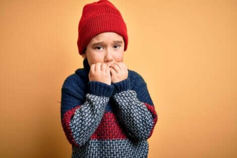 Et barn som er redd og biter neglene.