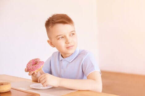 Et barn som spiser en donut.