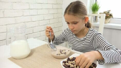 Et barn som spiser frokost.