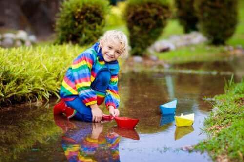 Åtte fordeler med å leke med vann for barn