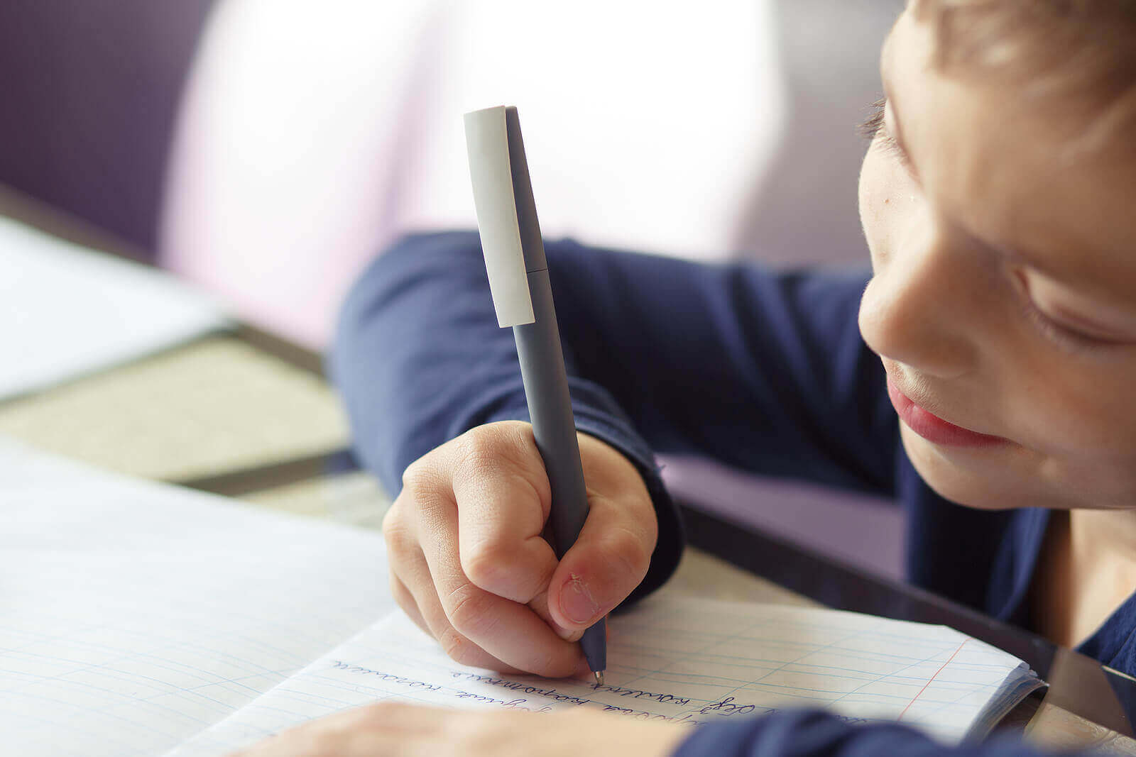 Hvorfor det er bra at barna dine lærer å skrive for hånd