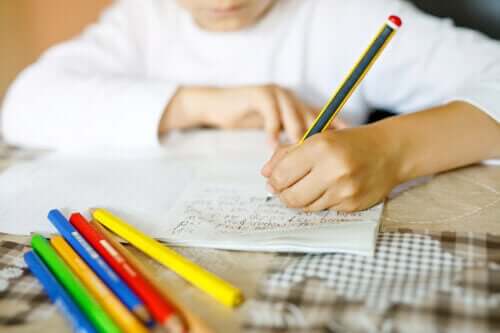 Hvorfor det er bra at barna dine lærer seg å skrive for hånd