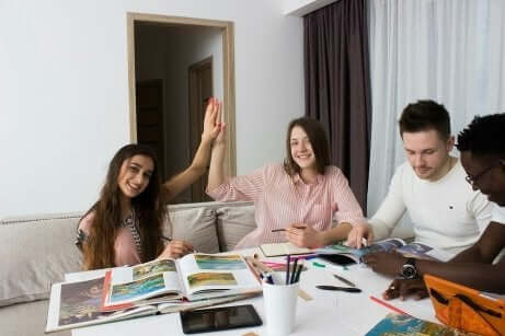 En gjeng studenter som studerer sammen