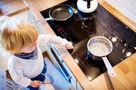 Et barn som lager mat