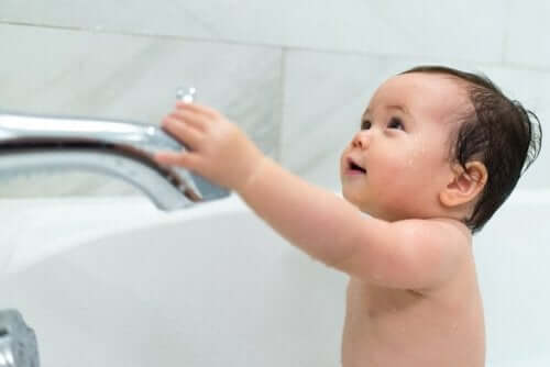 4 triks som hjelper barn å overvinne frykten for vann