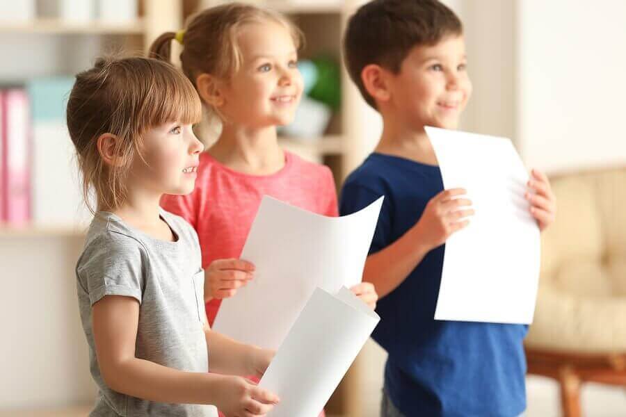 Hvordan uttrykke at du er stolt av barna dine