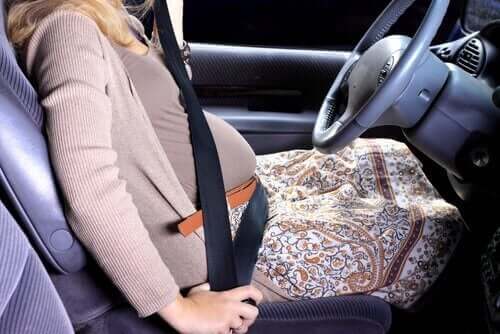 Er det trygt å bruke sikkerhetsbelte når man er gravid?