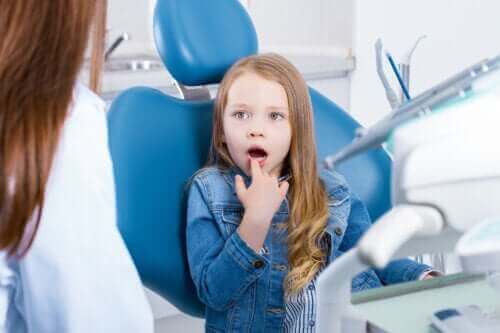 Følsomme tenner hos barn: symptomer, årsaker og behandling