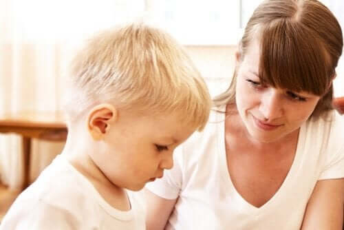 Hvordan hjelpe barn med å overvinne frykten for å snakke offentlig