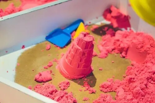 Hva er fordelene med formbar sand for barn?