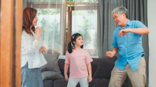En familie som leker sammen