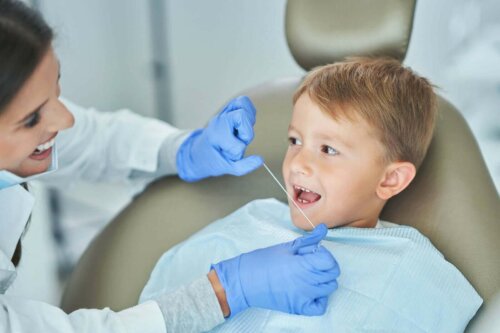 En liten gutt som er hos tannlegen