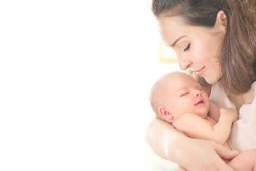 En mor som holder babyen sin