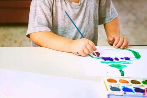 Et barn som maler