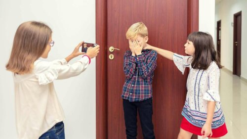 To jenter som mobber en gutt