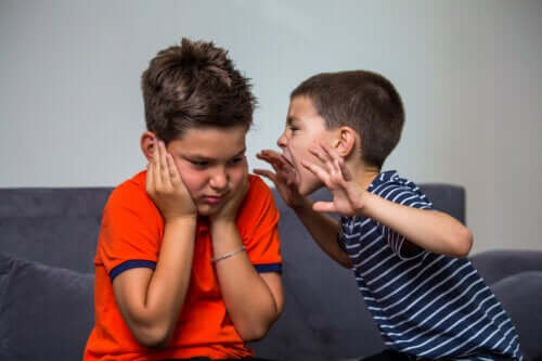 Aggressiv oppførsel hos små barn: Hva bør du gjøre?