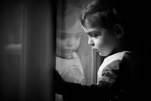 Emosjonell deprivasjon: Årsaker og konsekvenser