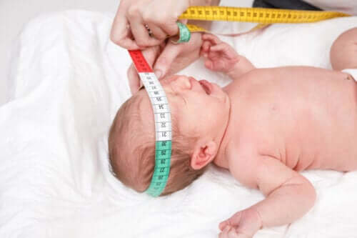 Hvorfor måler barneleger babyens hode ved fødselen?
